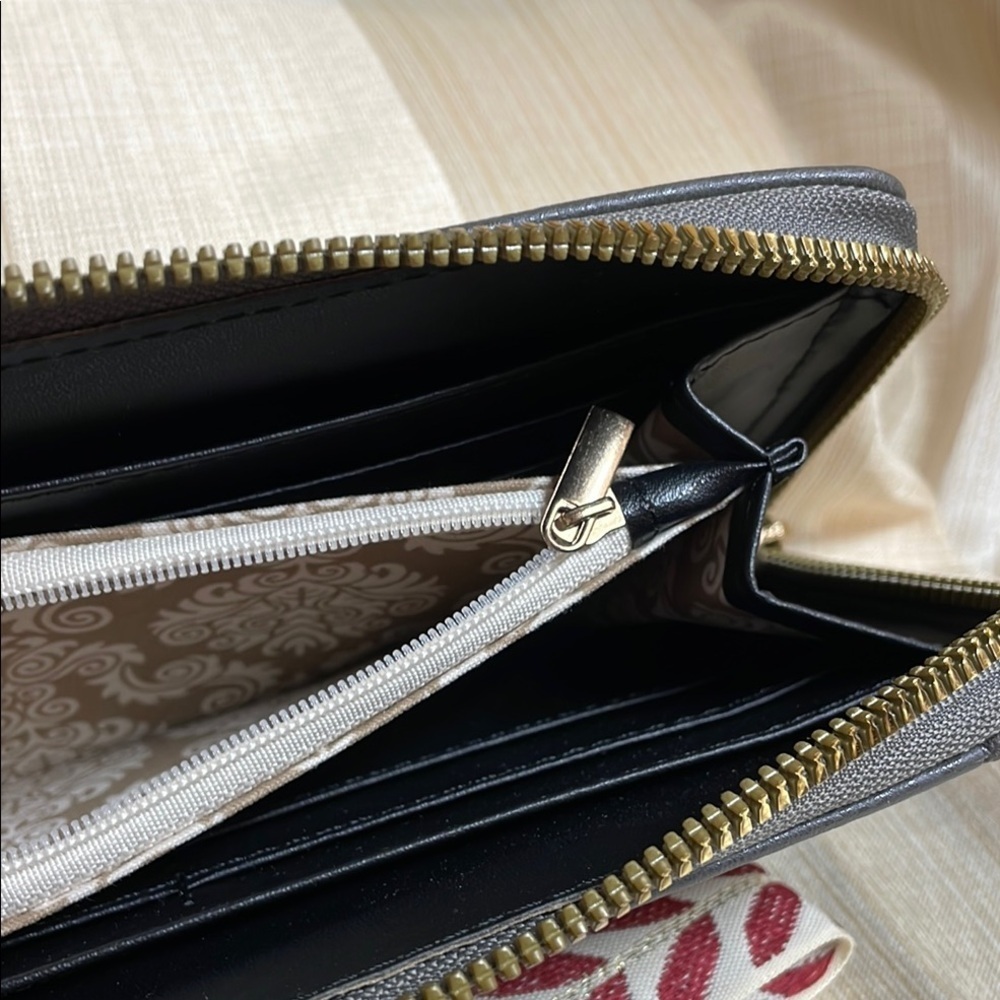 Sleek Grey Clutch with Wristlet and Chevron Detachable Key Ring - Picture 3 of 5